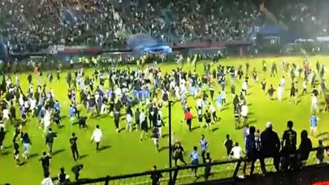 إندونيسيا.. “مقتل” 127 شخصا خلال أعمال شغب في ملعب كرة قدم