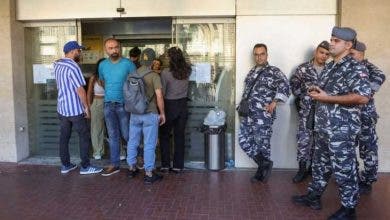 Photo of من جديد.. لبناني يقتحم مصرفا ويحتجز رهائن للحصول على وديعته
