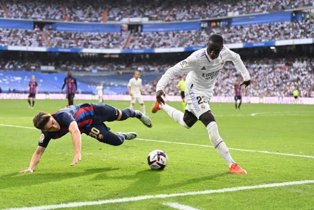 ريال مدريد يفوز على برشلونة في الكلاسيكو وينفرد بصدارة الليجا