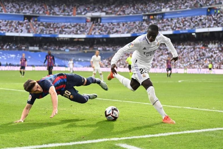 ريال مدريد يفوز على برشلونة في الكلاسيكو وينفرد بصدارة الليجا