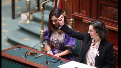Photo of وزيرة بلجيكية من أصول جزائرية تقص شعرها داخل البرلمان احتجاجا على اهانة المرأة بايران