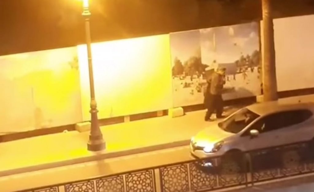 طنجة ..شخص يعنف زوجته بالشارع العام