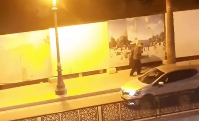 طنجة ..شخص يعنف زوجته بالشارع العام