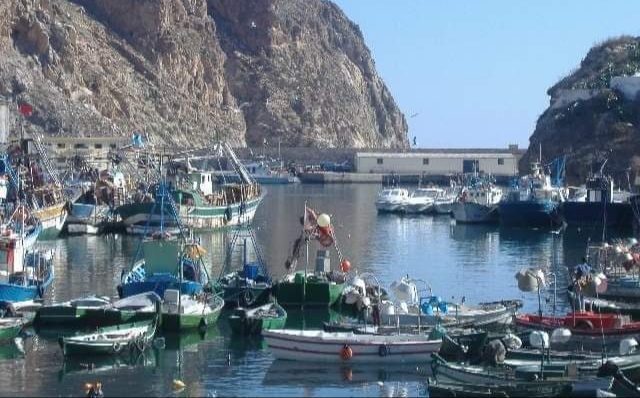 اسبانيا تسلم مركبا للصيد استخدم في الهجرة السرية من الحسيمة