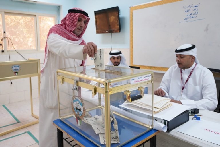 أمير الكويت يقبل استقالة الحكومة والوزراء