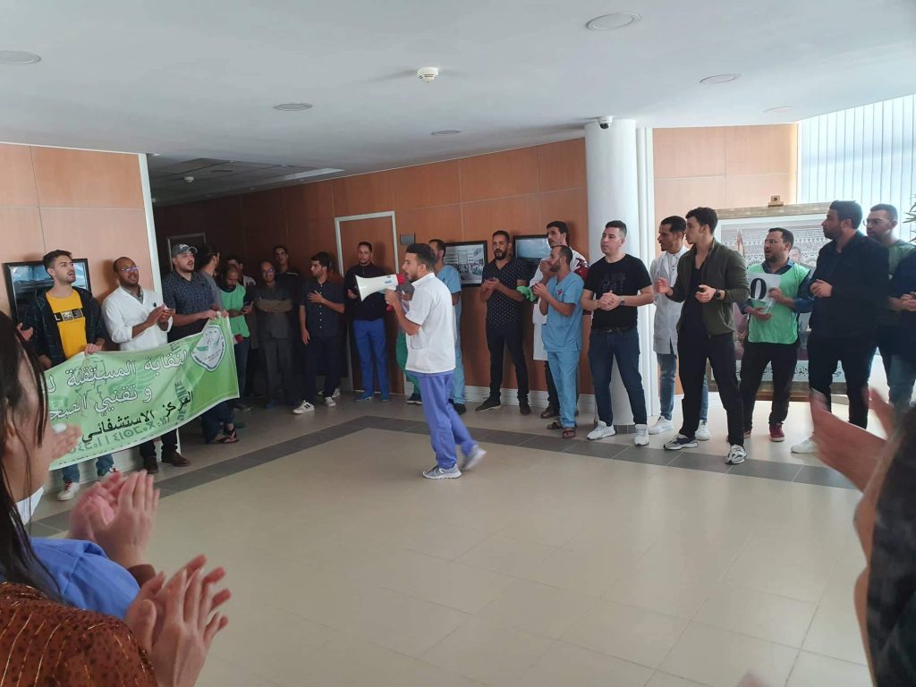 وجدة .. ممرضو وتقنيو المختبر المركزي للمستشفى الجامعي يحتجون ويقاطعون العمل