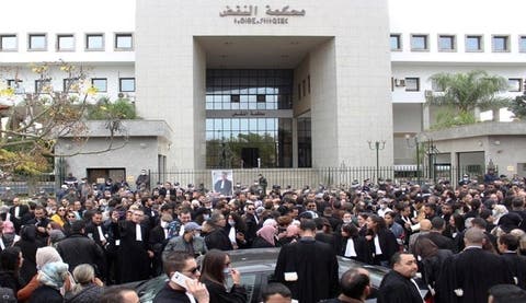 رفضا لمشروع قانون…المحامون يحتجون أمام وزارة العدل