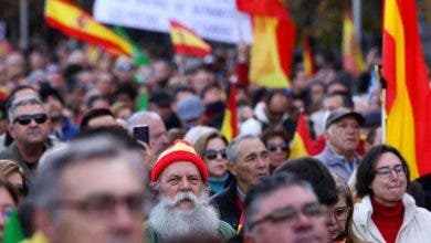 Photo of الآلاف من أنصار اليمين المتطرف يتظاهرون في إسبانيا ضد الحكومة