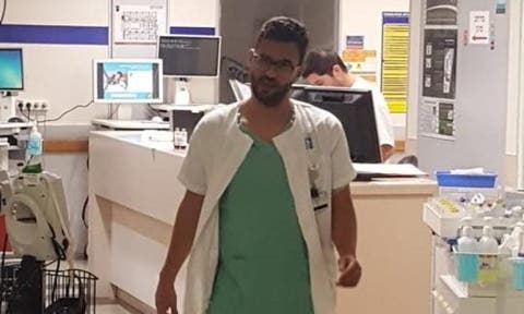 بسبب “قطعة حلوى” قُدّمت لأسير ..مشفى إسرائيلي يفصل طبيبا