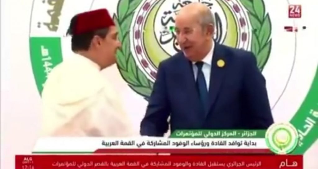 القمة بالجزائر...مصافحة تبون لبوريطة بالزي التقليدي تخلق الحدث