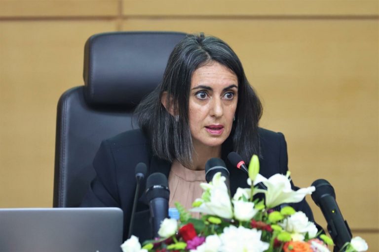 وزيرة الاقتصاد و المالية تفرض على المقاولات العمومية تعيين متصرفين مستقلين
