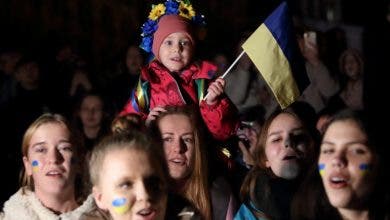 Photo of أوكرانيا تحتفل باستعادة خيرسون والكرملين ينفي “الهزيمة”