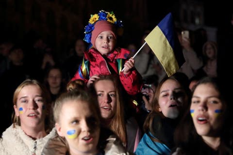 أوكرانيا تحتفل باستعادة خيرسون والكرملين ينفي “الهزيمة”