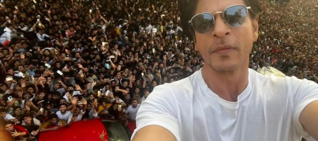 بالآلاف.. جمهور شاروخان يحتفلون بذكرى ميلاده57