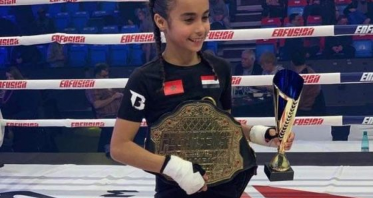 المغربية أميرة الطاهري تظفر ببطولة العالم في الكيك بوكسينغ