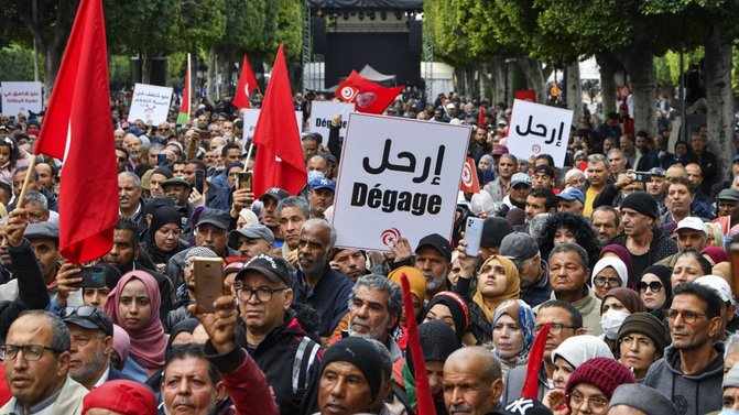 تظاهرة في تونس تطالب بتنحي الرئيس سعيّد