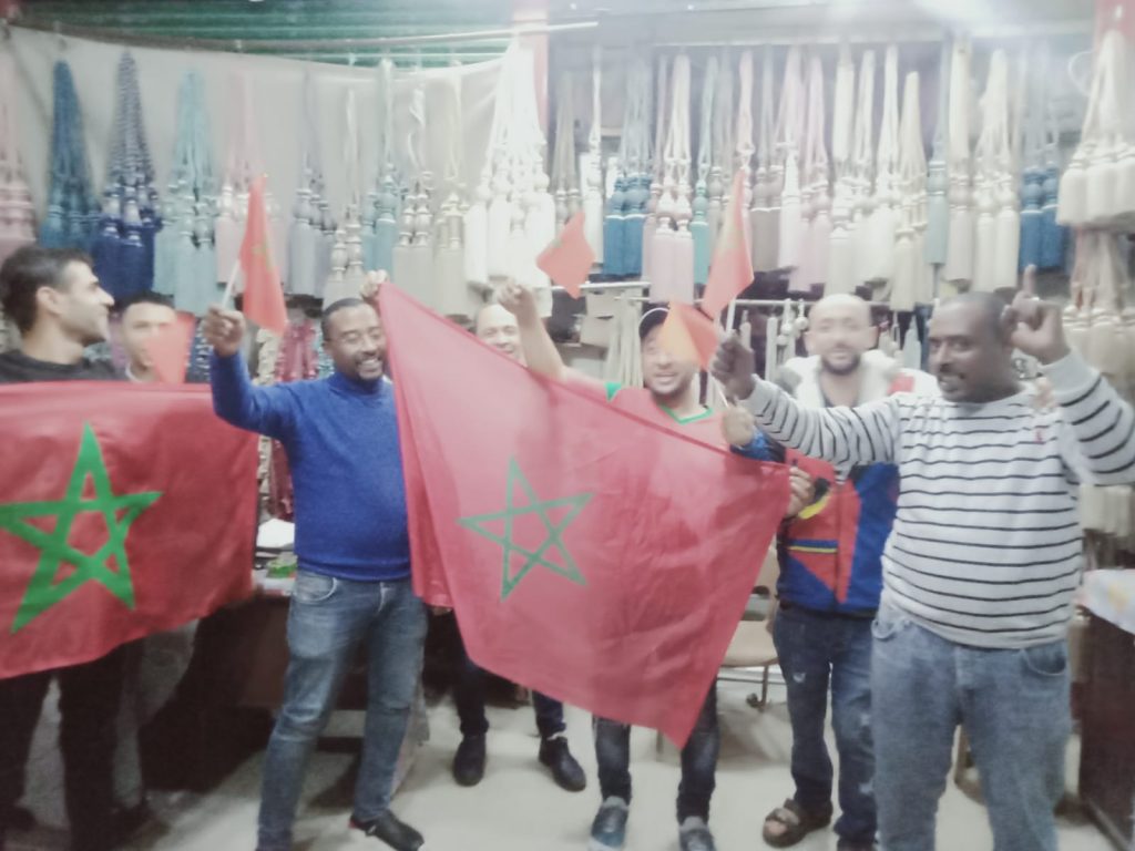 جماهير مصرية تحتشد بالأعلام لتشجيع منتخب المغرب أمام فرنسا