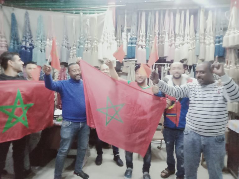 جماهير مصرية تحتشد بالأعلام لتشجيع منتخب المغرب أمام فرنسا
