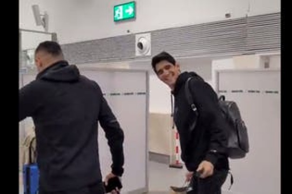 سافرا في رحلة اقتصادية.. بونو والنصيري يثيران إعجاب النشطاء