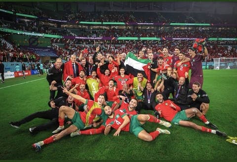لاعبو المغرب يرفعون علم فلسطين احتفالا بالفوز على إسبانيا