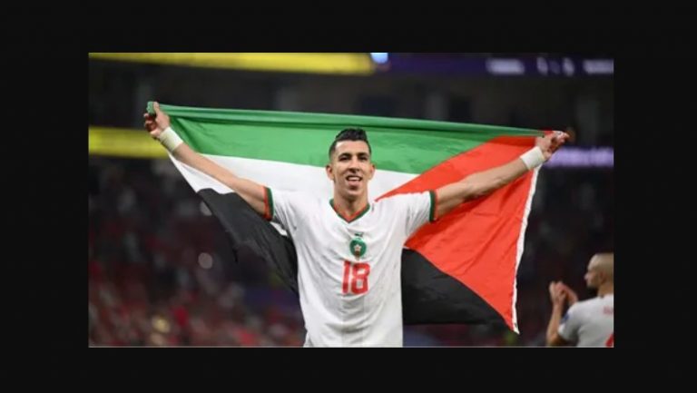 جمهور ولاعبو المغرب يرفعون أعلام فلسطين في مباراة كندا