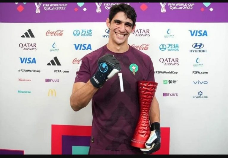 ياسين بونو يتوج بجائزة أفضل لاعب فى مباراة المغرب ضد إسبانيا