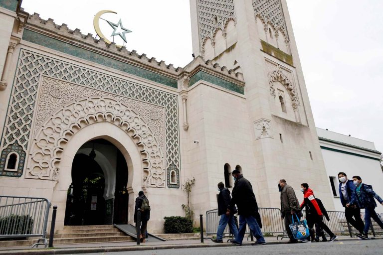 مسجد باريس يرفع شكوى بـ“التحريض على كراهية المسلمين” ضد روائي فرنسي