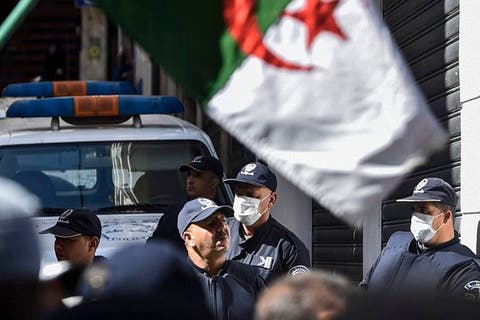 الجزائر ..توقيف صحافي وإغلاق إذاعته وموقعه الإخباري