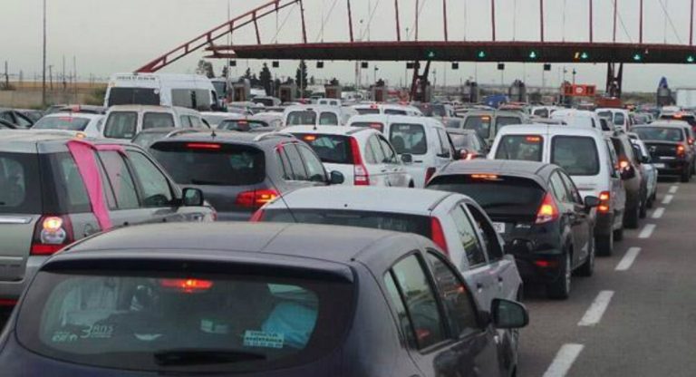 العطلة المدرسية تتسبب في اختناق مروري كبير بين البيضاء و مراكش
