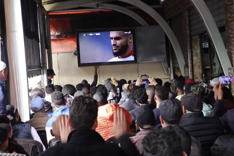 رغم برودة الجو.. مواطنون يحجزون أماكنهم بالمقاهي