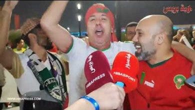 Photo of موس ماهر يحتفل مع الجماهير بقطر بفوز المنتخب الوطني المغربي