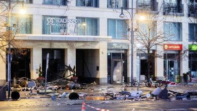 Photo of انفجار حوض أسماك أسطواني في أحد فنادق برلين