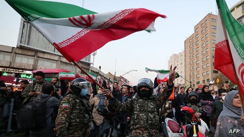 على هامش احتجاجات وسط إيران.. مقتل عنصر من قوات الأمن