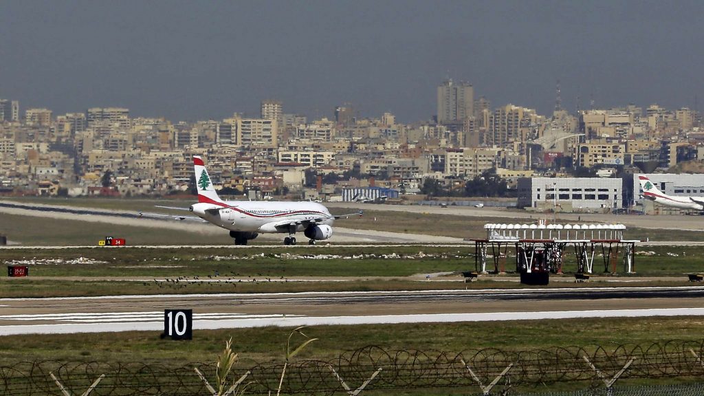 إصابة طائرتين في مطار بيروت بطلقات نار عشوائية