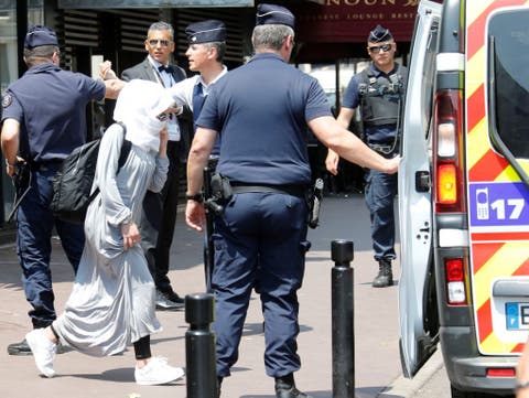 الشرطة الفرنسية تعتدي على سيدتين محجبتين