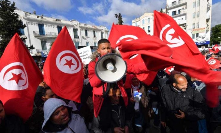 في ذكرى الثورة التونسية.. آلاف المحتجين يطالبون بـ”رحيل سعيّد”