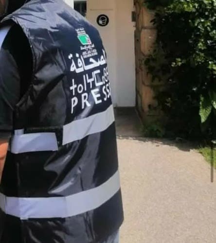 البيضاء : “مسؤول”  يمنع صحفيين يرتدون ” صدريات” من تغطية حادث حريق