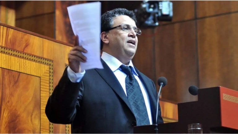 وهبي يفتح عليه النار من جديد بمنعه "العدول" من ممارسة عمله بالأسواق
