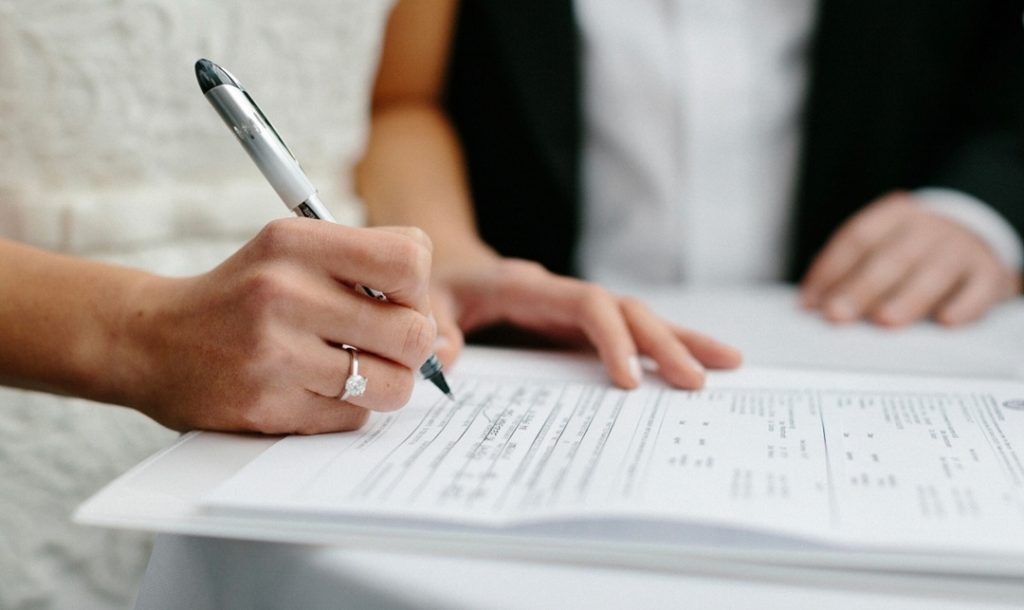 وزارة وهبي تفرض اعتماد تقنية التسجيل المصور لتوثيق عقود الزواج و عقود العدول