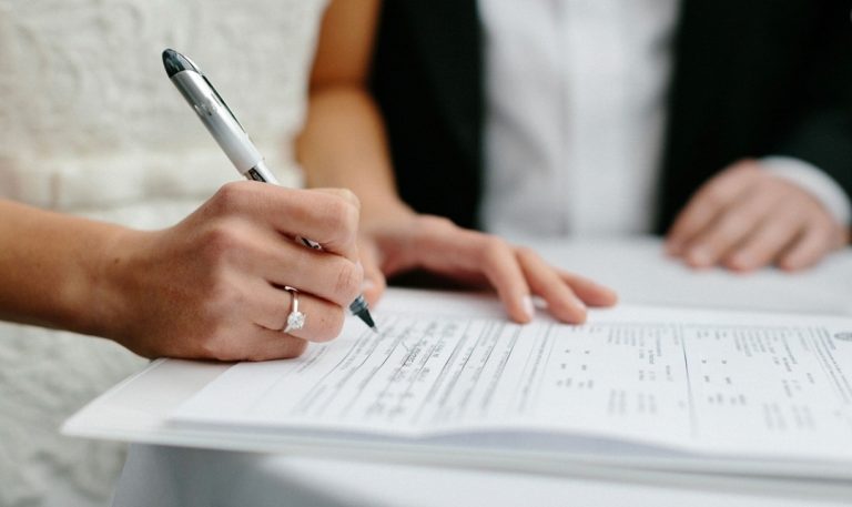 وزارة وهبي تفرض اعتماد تقنية التسجيل المصور لتوثيق عقود الزواج و عقود العدول