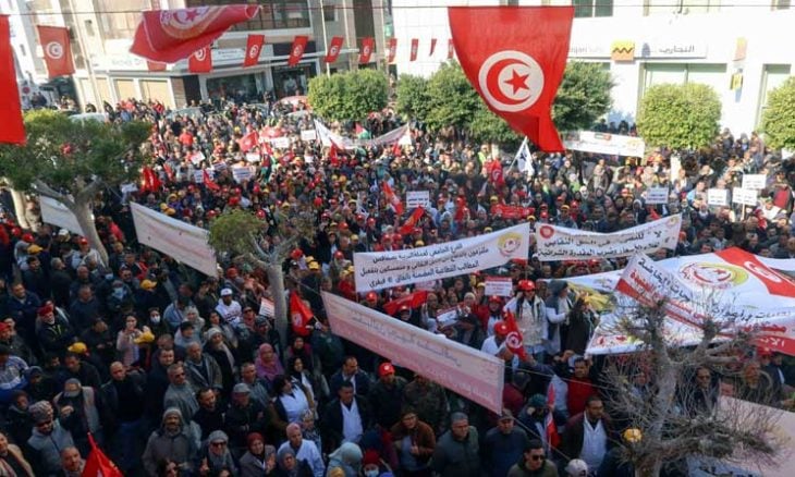 آلاف العمال في تونس يشاركون في وقفات احتجاجية