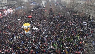 Photo of للمرة الثالثة.. الآلاف يحتجون في باريس ضد رفع سن التقاعد 