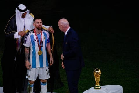 ميسي يكشف مصير “بشت” التتويج بكأس العالم “قطر 2022”