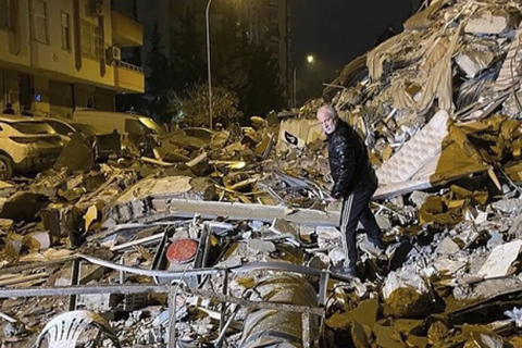 دول غربية وآسيوية تعلن عن استعدادها لمساعدة تركيا في تخطي آثار الزلزال