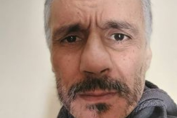 الناشط رشيد نكاز يناشد تبون السماح له بالسفر لرؤية عائلته