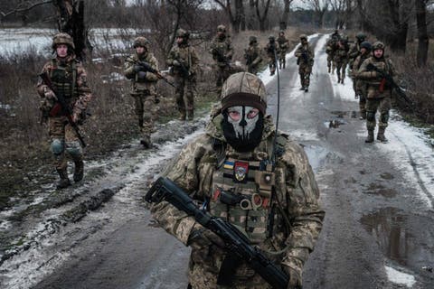 قصف روسي كثيف على أوكرانيا وزيلينسكي يقر بأن الوضع يتعقد