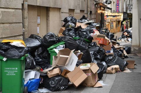 “القمامة” تملأ شوارع عاصمة الأنوار والعطور
