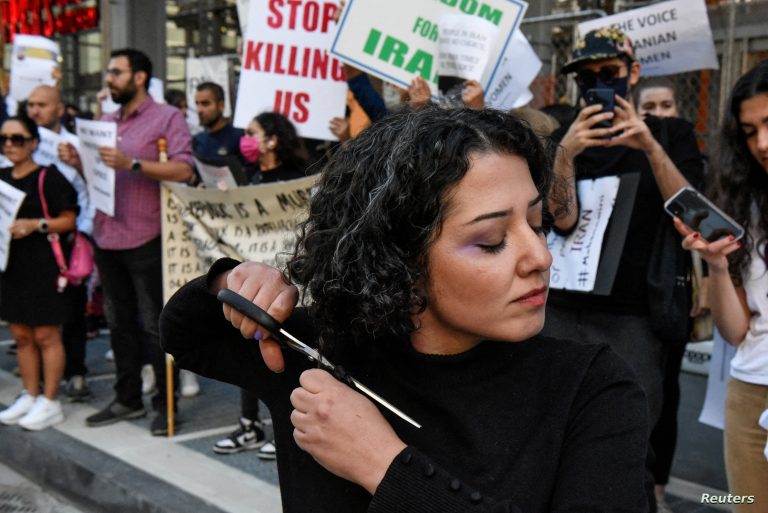 في اليوم العالمي للمرأة.. عقوبات أميركية على مسؤولين وكيانات إيرانية