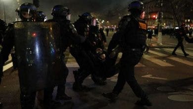 Photo of فرنسا.. اعتقال العشرات في احتجاجات بعد نجاة الحكومة من تصويت لحجب الثقة