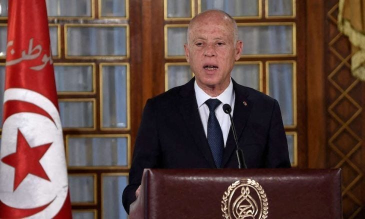 الرئيس التونسي يعلن حل المجالس البلدية